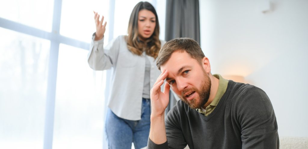 امرأة تلقي باللوم على زوجها