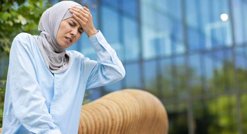 امرأة تشعر بالصداع