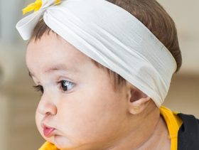 طفلة رضيعة تنظر جانبًا