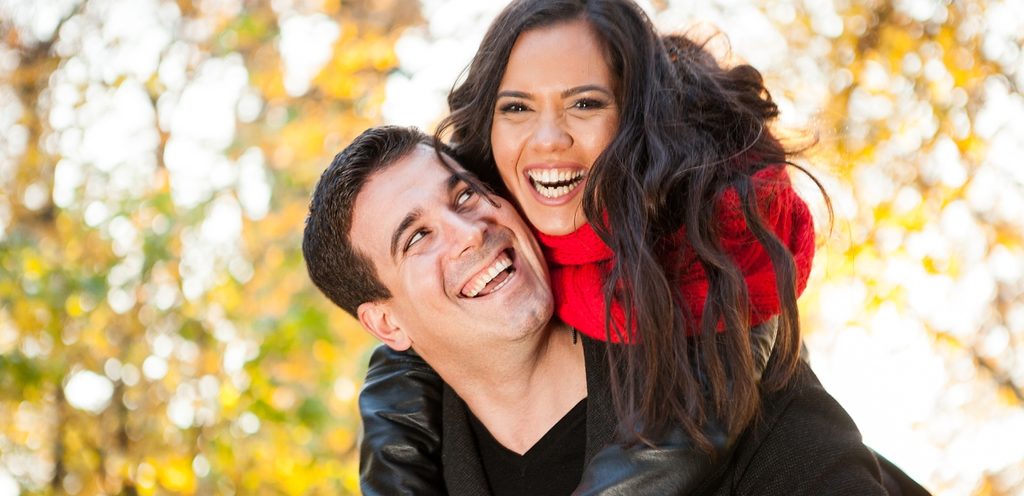 رجل يحمل زوجته فوق ظهره في لحظة حب وفرح