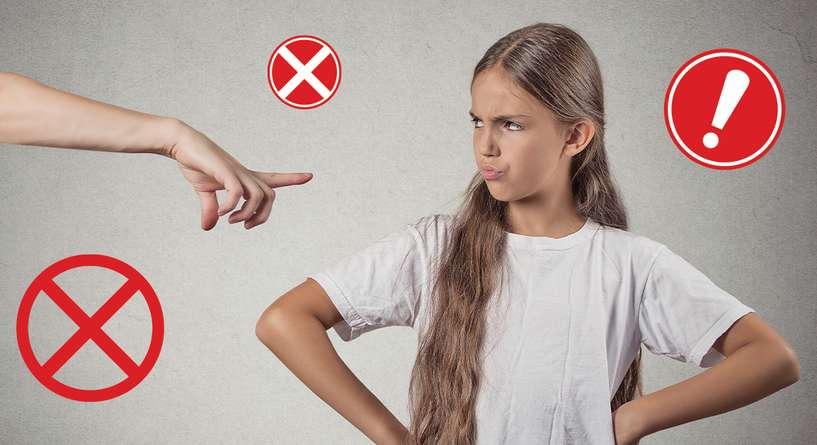 أم توبخ طفلتها وتحذرها