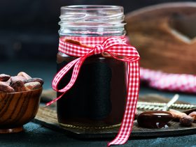 دبس التمر في مرطبان زجاجي