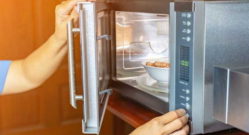 تسخين الطعام في المايكرويف
