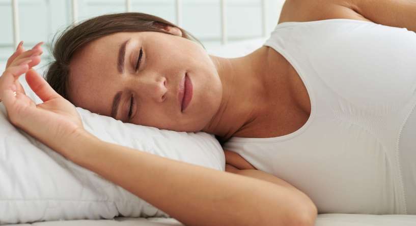 حامل تستلقي على جانبها الأيمن