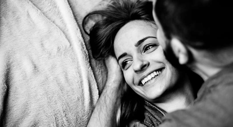 رجل يقبل زوجته في المنام