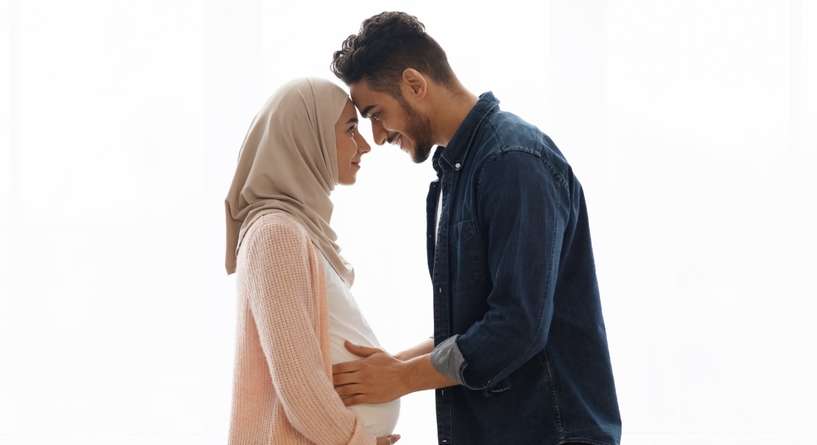 رجل يهتم بزوجته الحامل