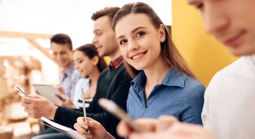 فتاة تجري اختبار