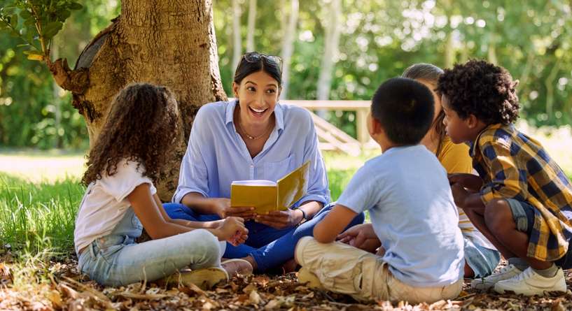 معلّمة تحكي لتلاميذها قصّة عن الأمانة
