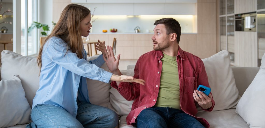 امرأة تحاول أخذ الموبايل من زوجها