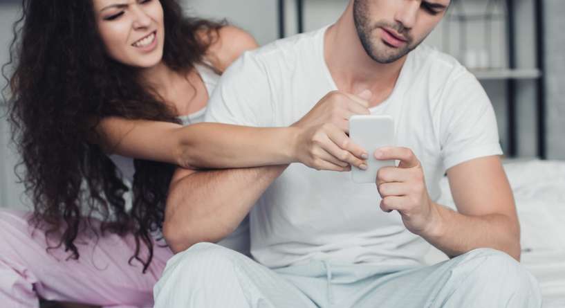 علاج خيانة الزوج لزوجته بالهاتف​