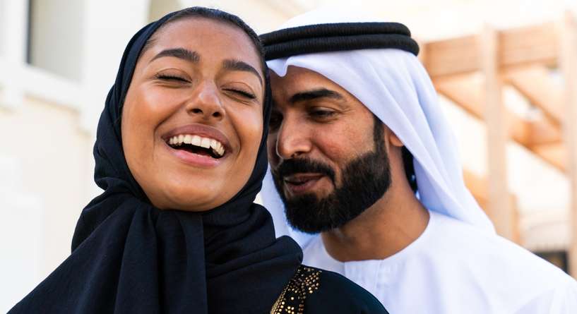 زوجة سعيدة برفقة زوجها