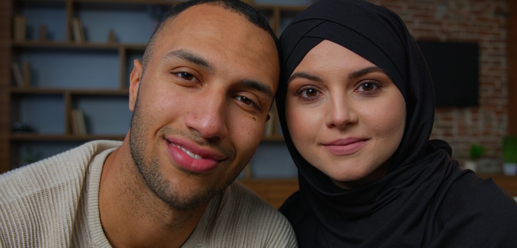 زوجان مبتسمان