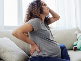 امرأة حامل تعاني من ألم العصعص