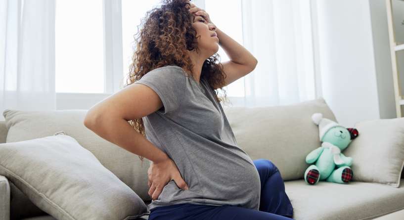 امرأة حامل تعاني من ألم العصعص