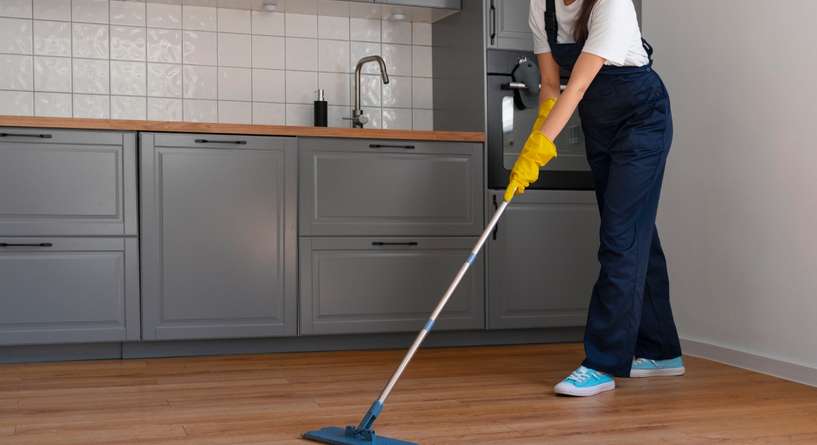 اكتشفي الطريقة المثالية لتعقيم الأرضية والحفاظ عليها لامعة