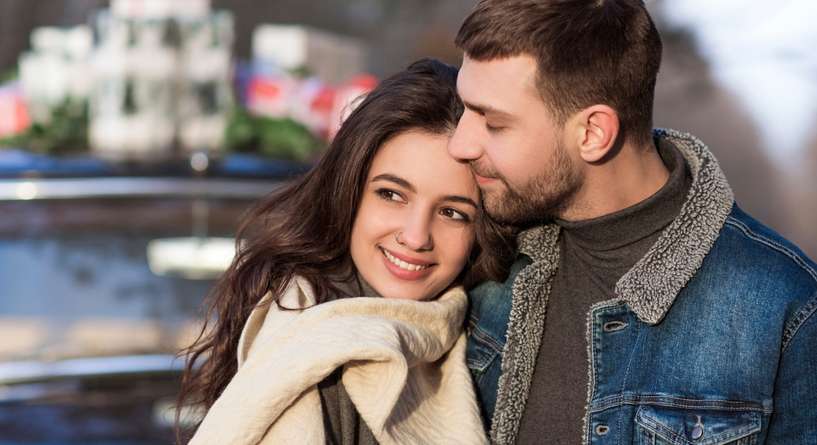 امرأة سعيدة برفقة زوجها