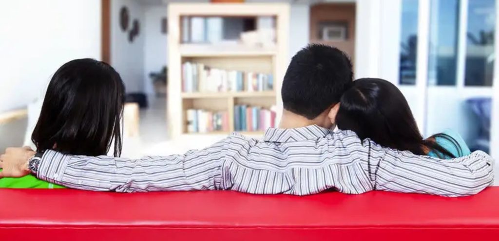 رجل وامرأتان