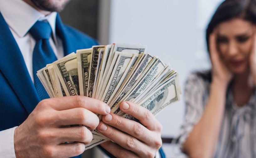 كيفية التعامل مع الزوج الحريص ماديا