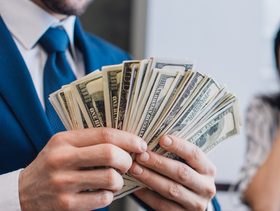 كيفية التعامل مع الزوج الحريص ماديا
