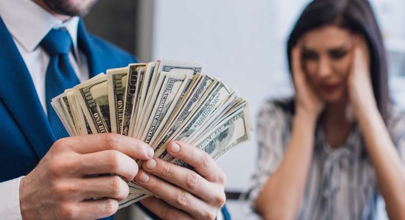 كيفية التعامل مع الزوج الحريص ماديا