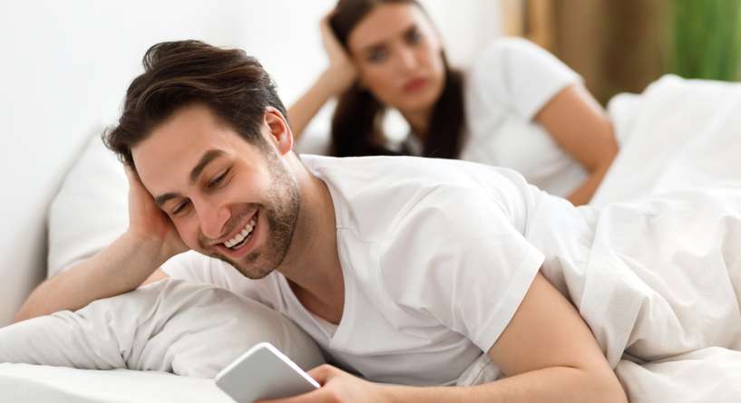 كيف اخلي زوجي يترك مراسلة البنات