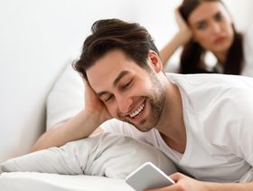 كيف اخلي زوجي يترك مراسلة البنات