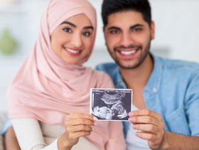 زوجان فرحان بخبر الحمل