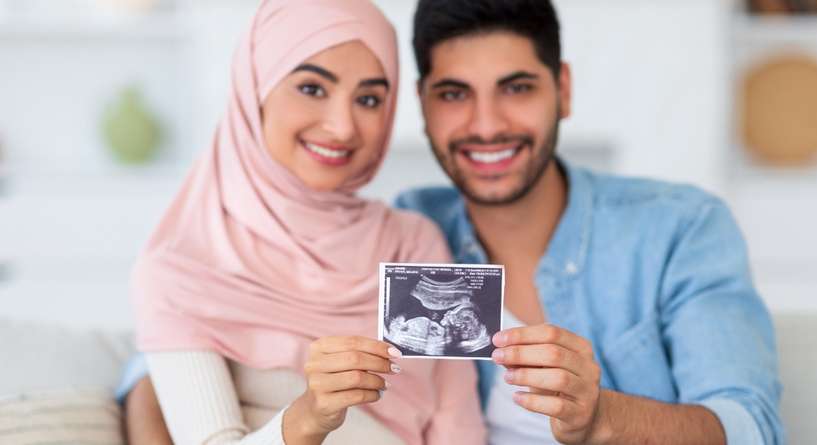 زوجان فرحان بخبر الحمل