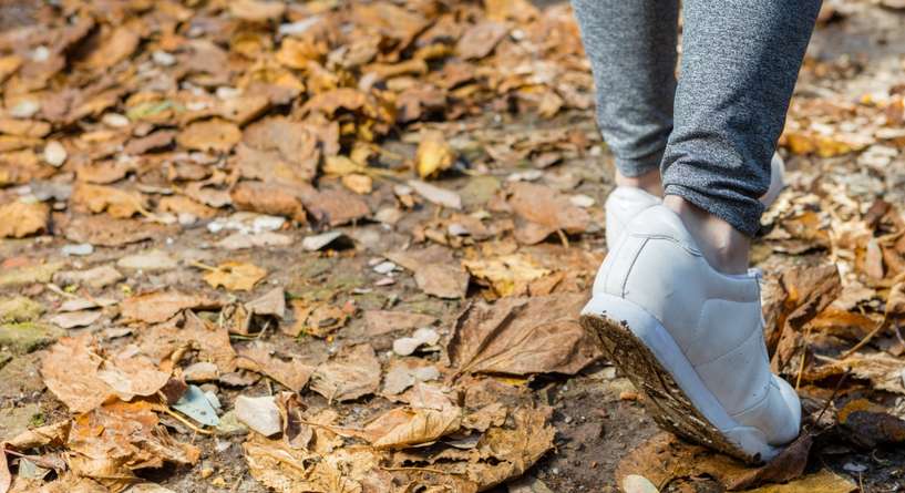 لن تحتاجي لغسالة بعد اليوم لغسل الأحذية الرياضية: اكتشفي سرّ خبيرة التنظيف!