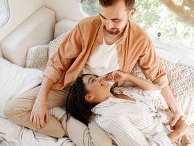 كيف تغرين زوجك بحركات بسيطة