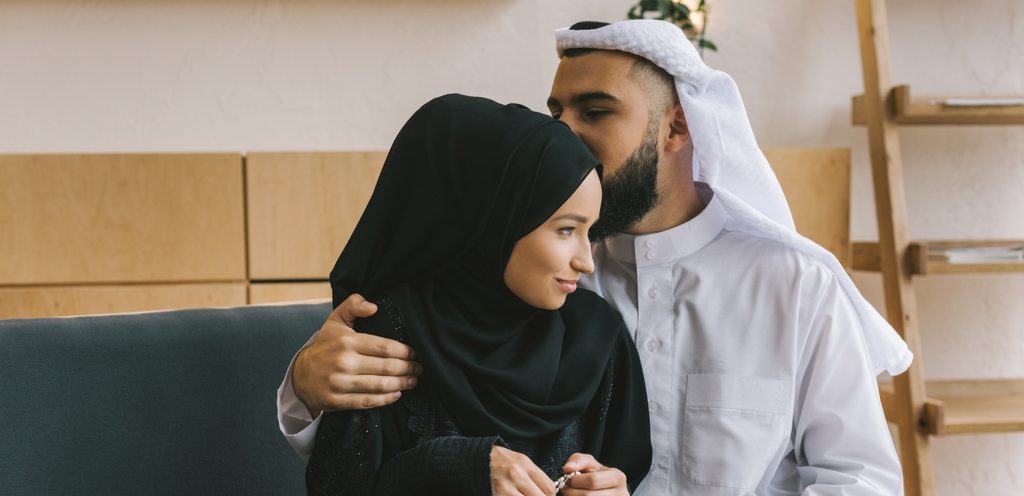 زوج يقبّل رأس زوجته