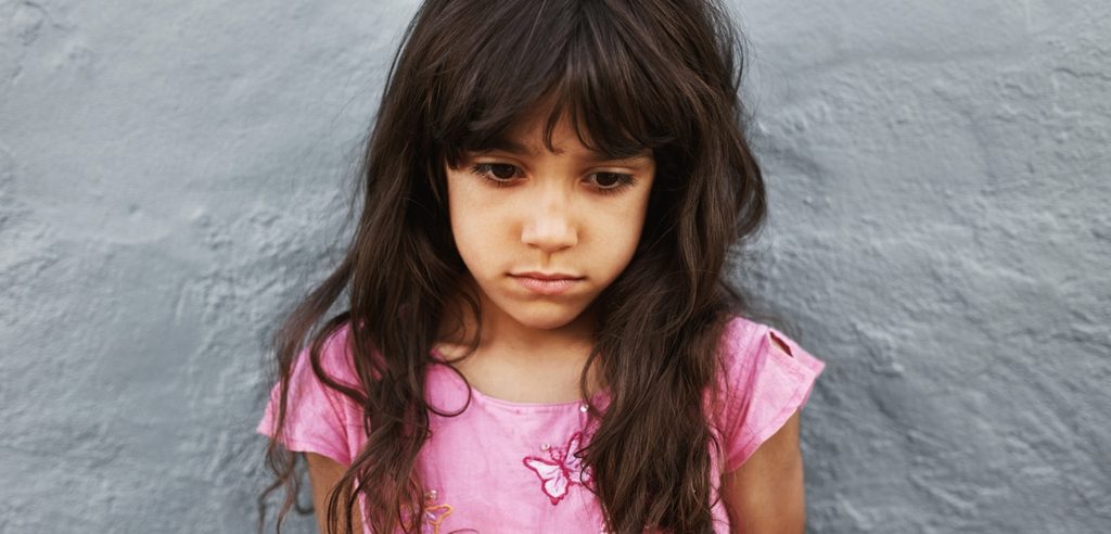 طفلة حزينة تنظر لأسفل