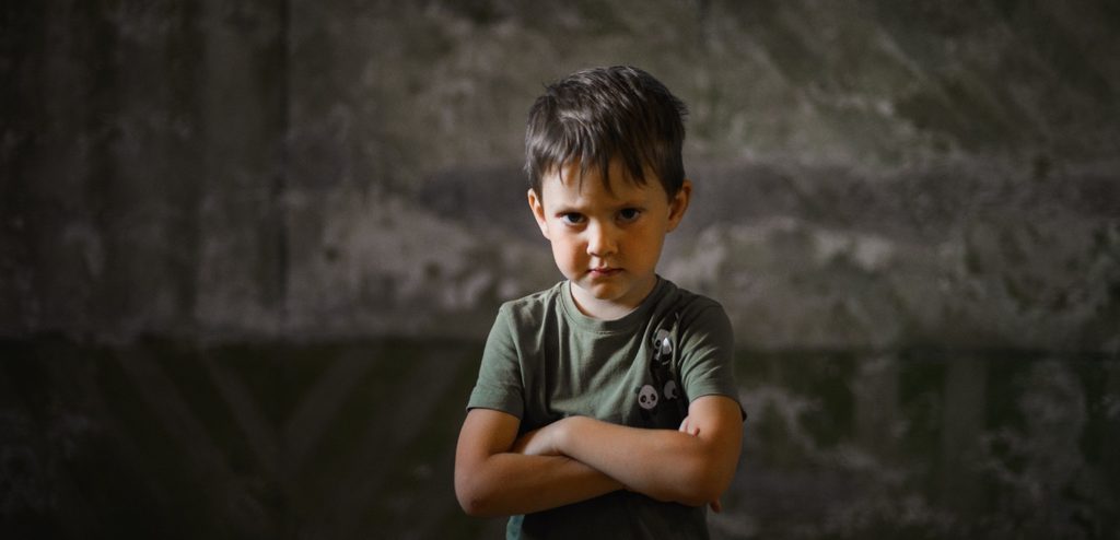 طفل متكتّف اليدين