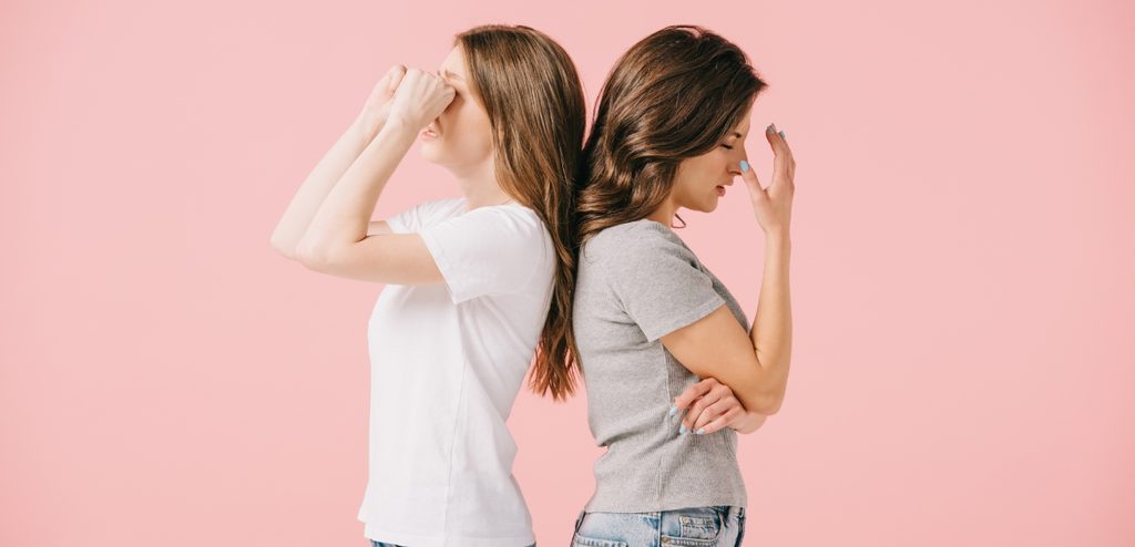 شابتان غاضبتان تقفان بعكس بعضهما البعض