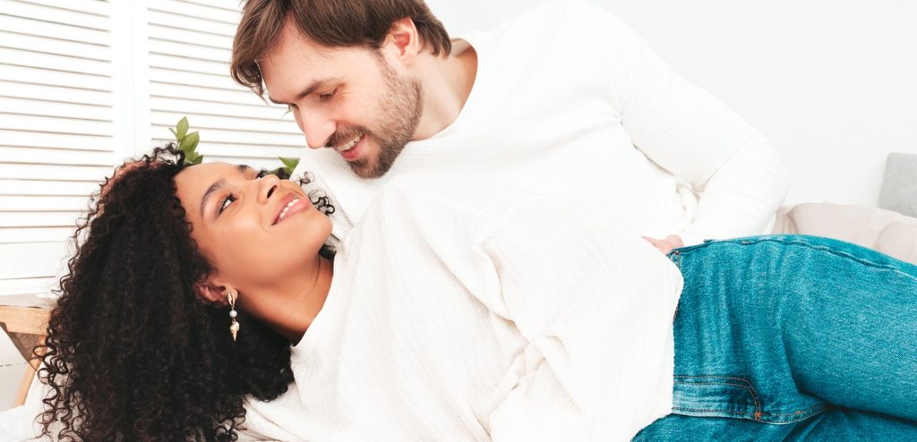 رجل يقترب من وجه زوجته وهي تنظر إليه بسعادة