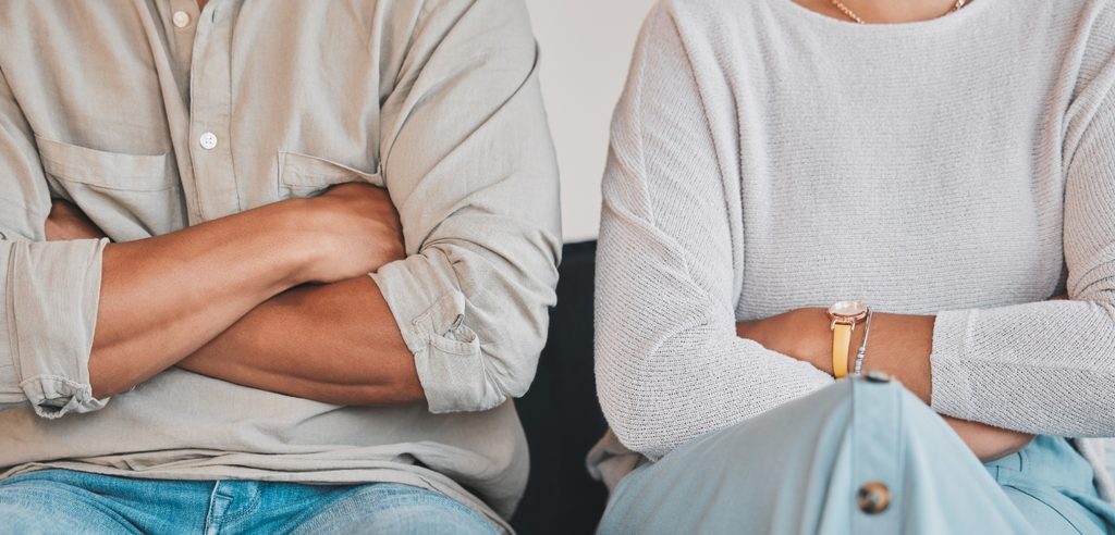 زوجان متكتّفان