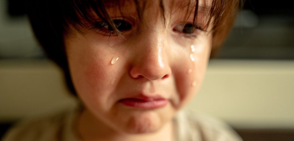 طفل حزين يبكي