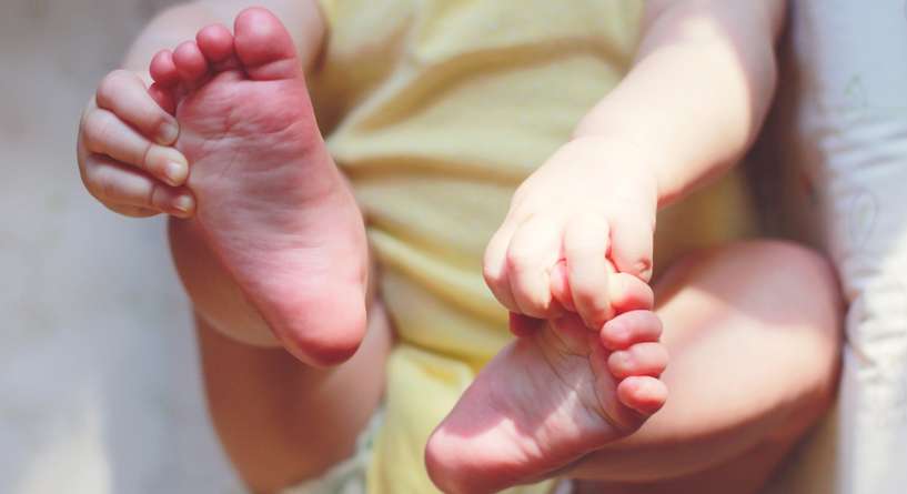 اصفرار اليدين والقدمين عند الاطفال​