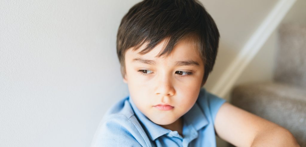 طفل حزين