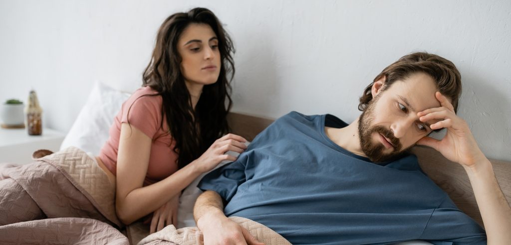 رجل حزين وزوجته تحاول التقرّب منه