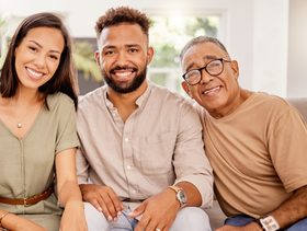 كيف يعامل الزوج زوجته امام اهله