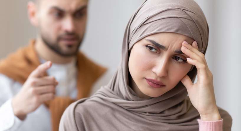 زوجة تتشاجر مع زوجها