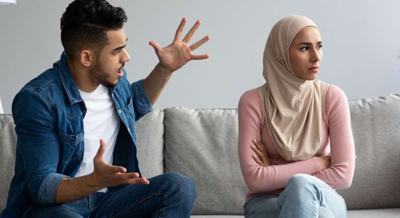 زوج عصبي يصرخ على زوجته