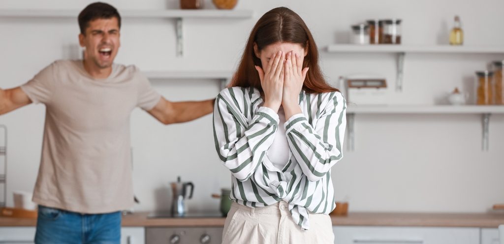 زوج يصرخ على زوجته