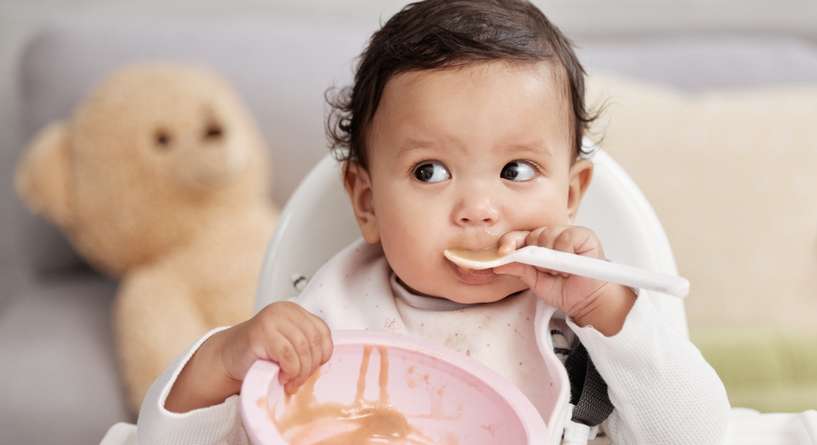 طفلة رضيعة تتناول الطعام