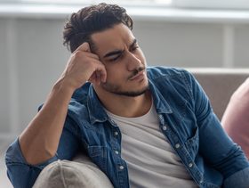 زوجان مختلفان يجلسان على الأريكة