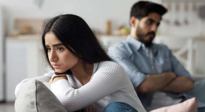 امرأة تجلس معاكسة لزوجها
