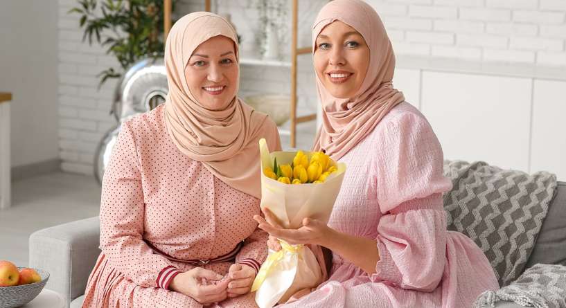 سيدة وزوجة ابنها