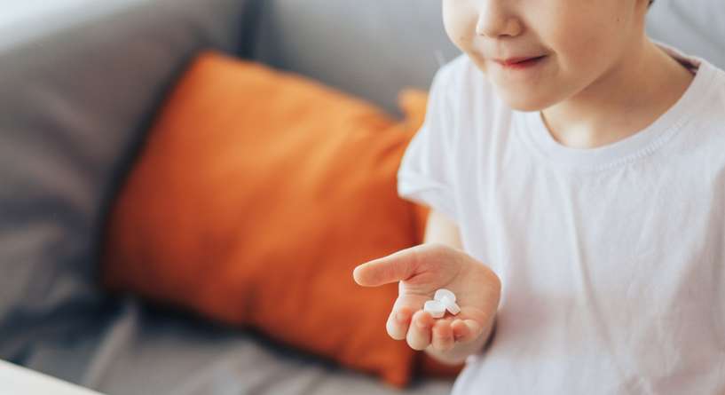 طفل يحمل بيده أدوية