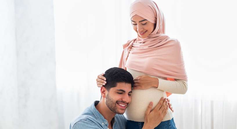 رجل يتحسس نبض الجنين